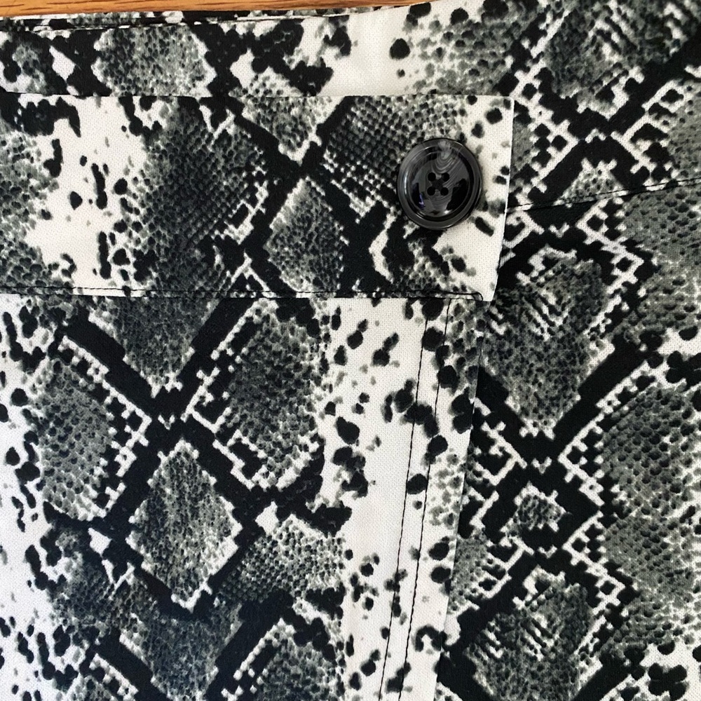 Shein Wrap Skirt Women’s 2XL Snakeskin Print Short Mini Button/Zip Closure NWOT - Picture 4 of 9